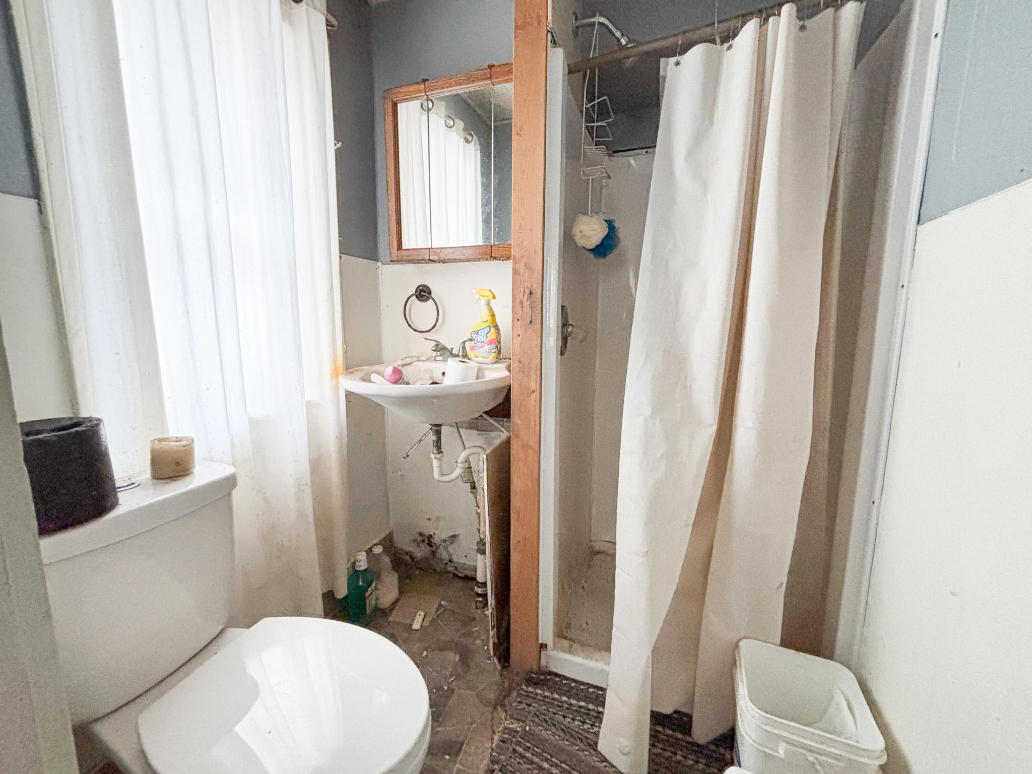main level bathroom_.jpg