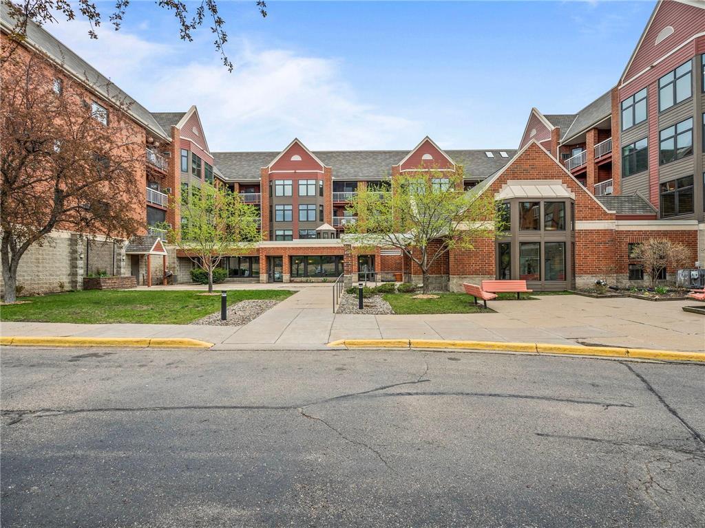 Welcome to 500 County Rd B in the Villa Parka Condominiums of Roseville!