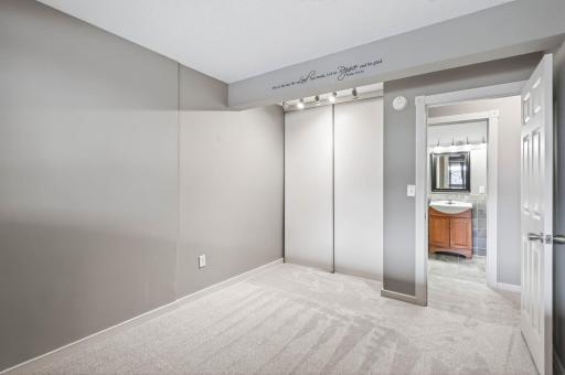 8940 Neill Lake Road, 135E, Eden Prairie, MN 55347