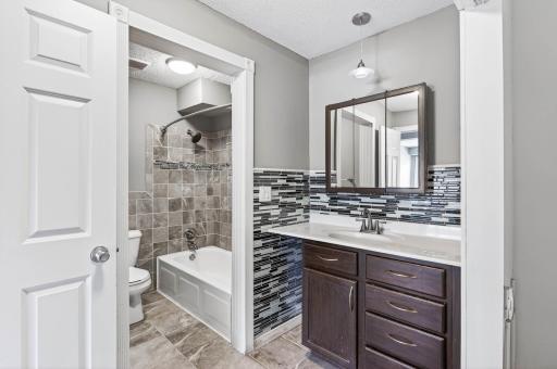 8940 Neill Lake Road, 135E, Eden Prairie, MN 55347