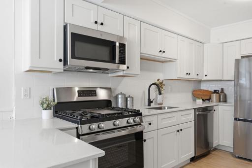 18-web-or-mls-1981 Minnehaha Ave E-18.jpg