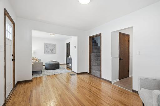 12-web-or-mls-1981 Minnehaha Ave E-12.jpg