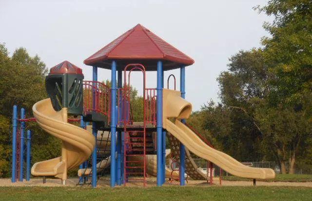 Numerous amenities including mini golf, a playground, kids club on Saturday mornings, sandy beach and a lot more!