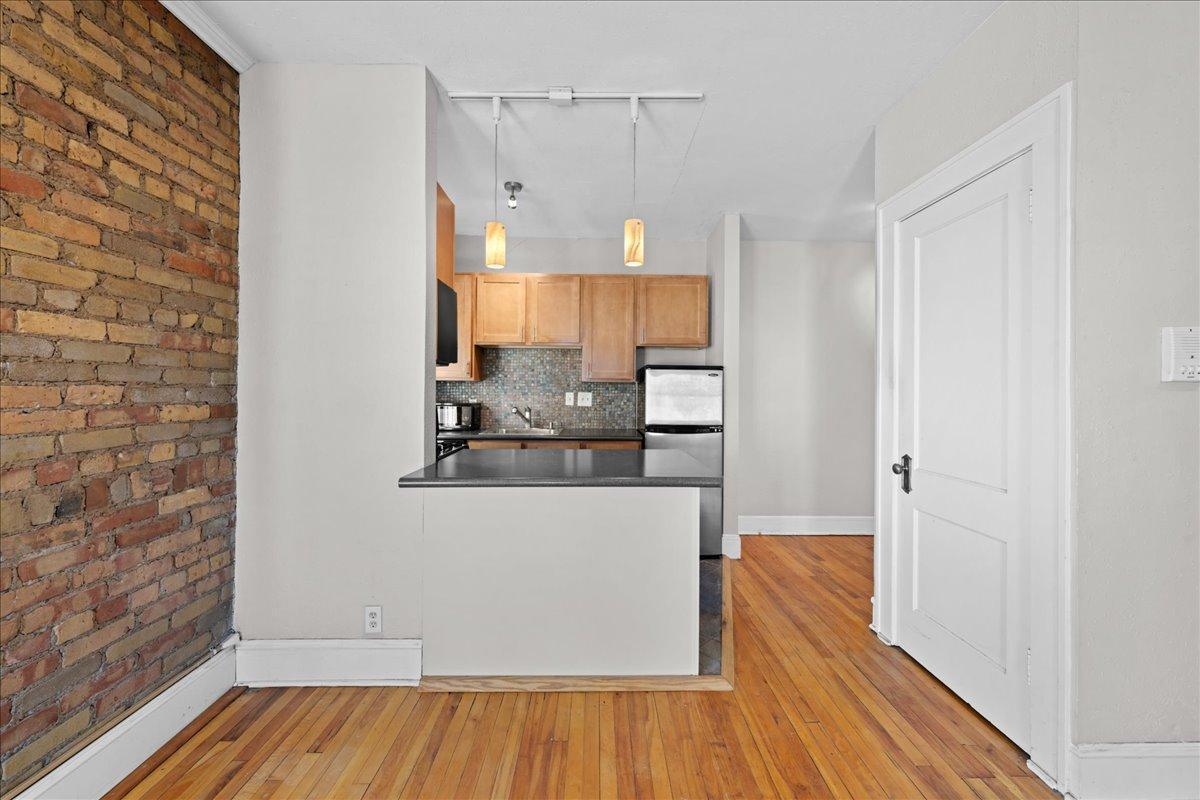 eat at the kitchen counter