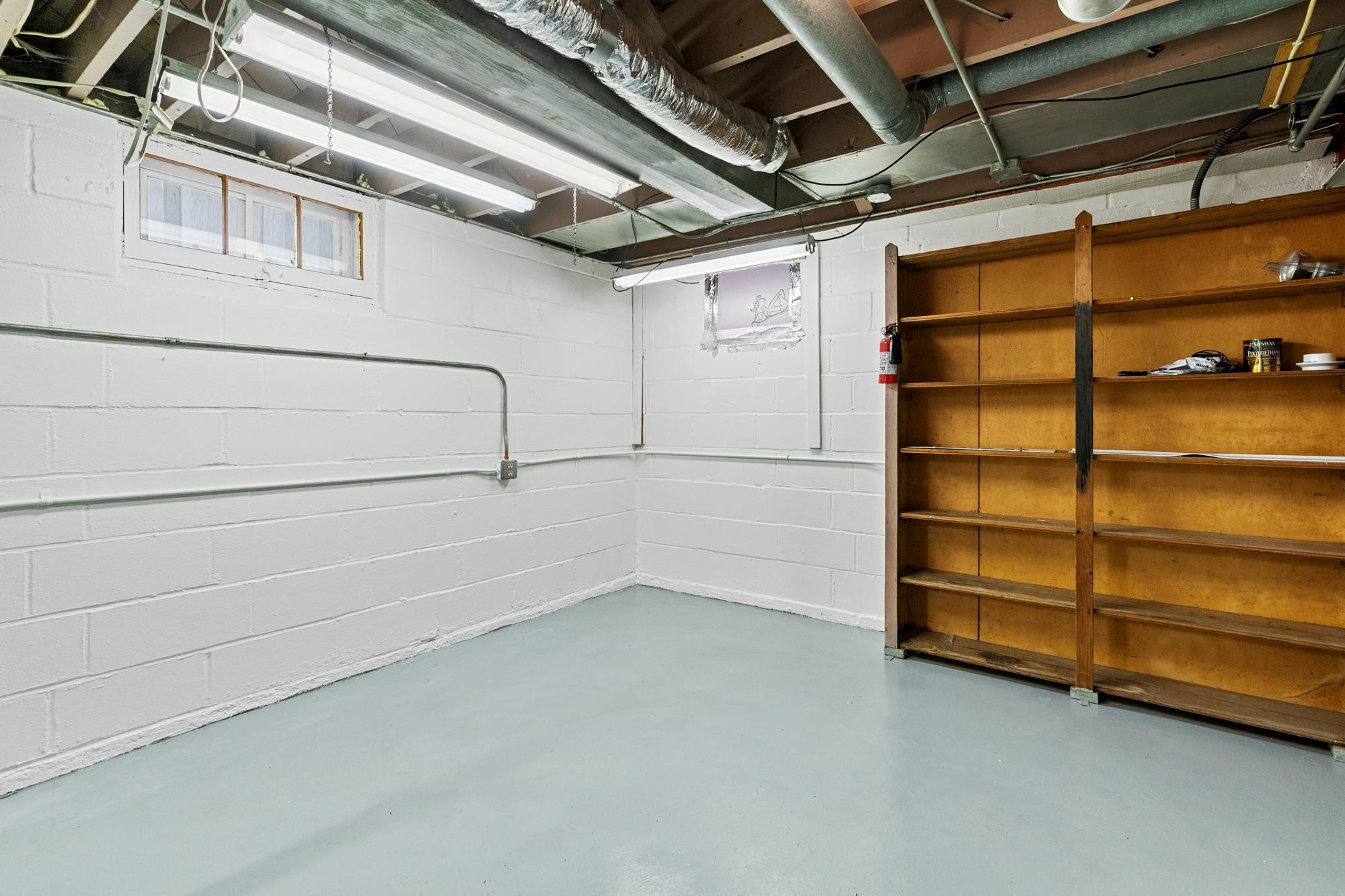 Need an additional bedroom or a workshop space? Lots of possibilities!