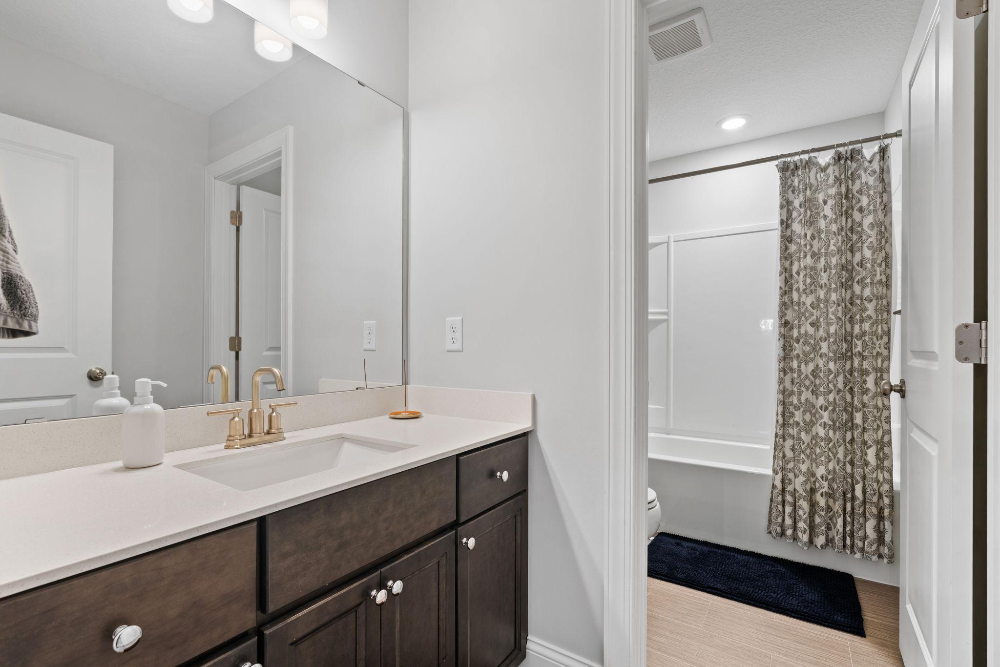 Upper-level full bath!