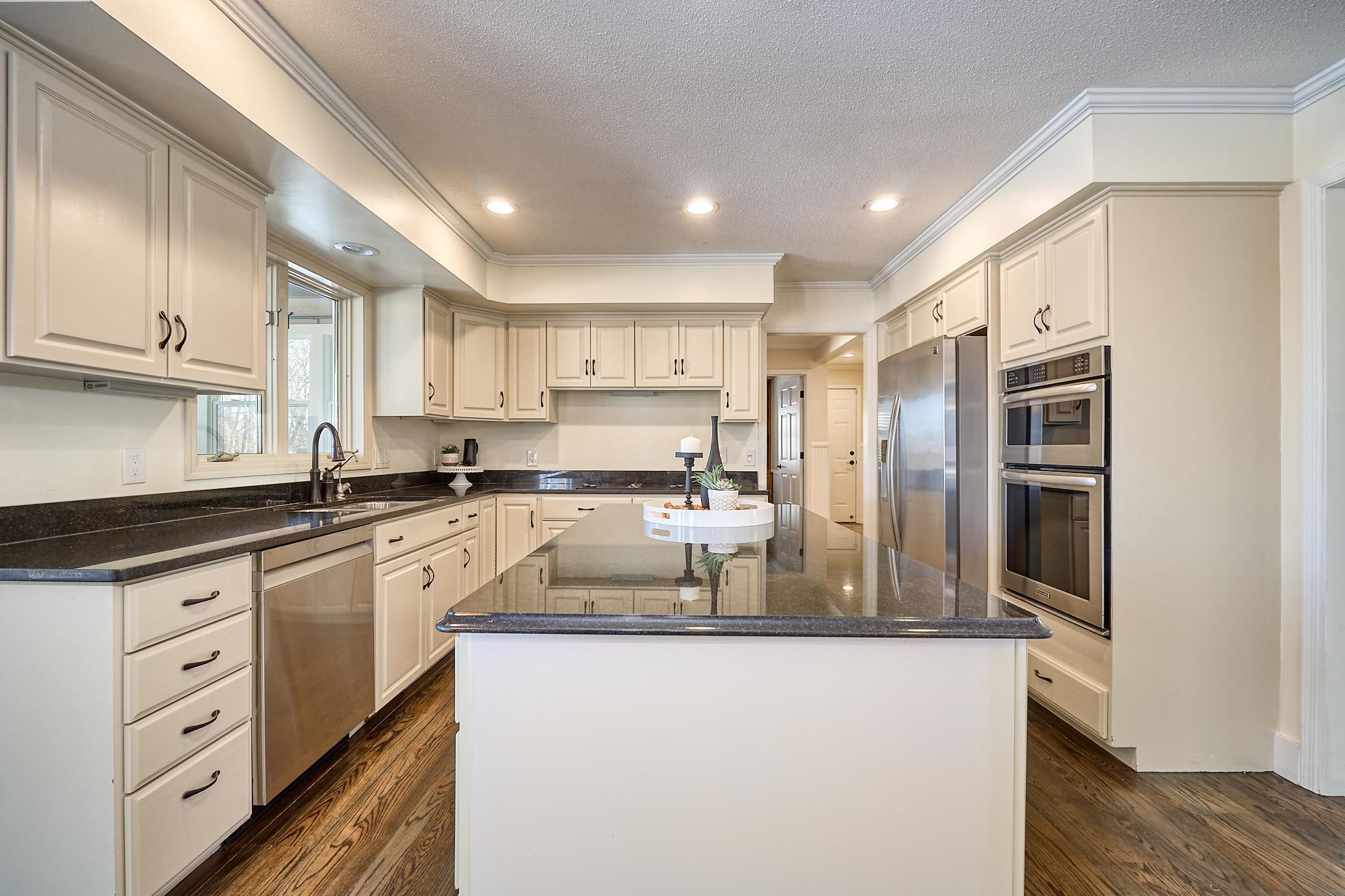 Chef's Kitchen complete with High End Applainces