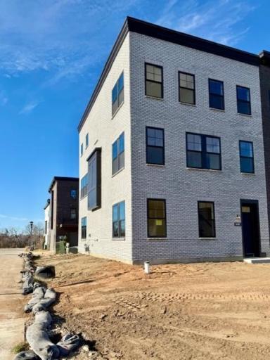 Exterior of End-Home - 909 Mount Curve Blvd #I - Jetwood