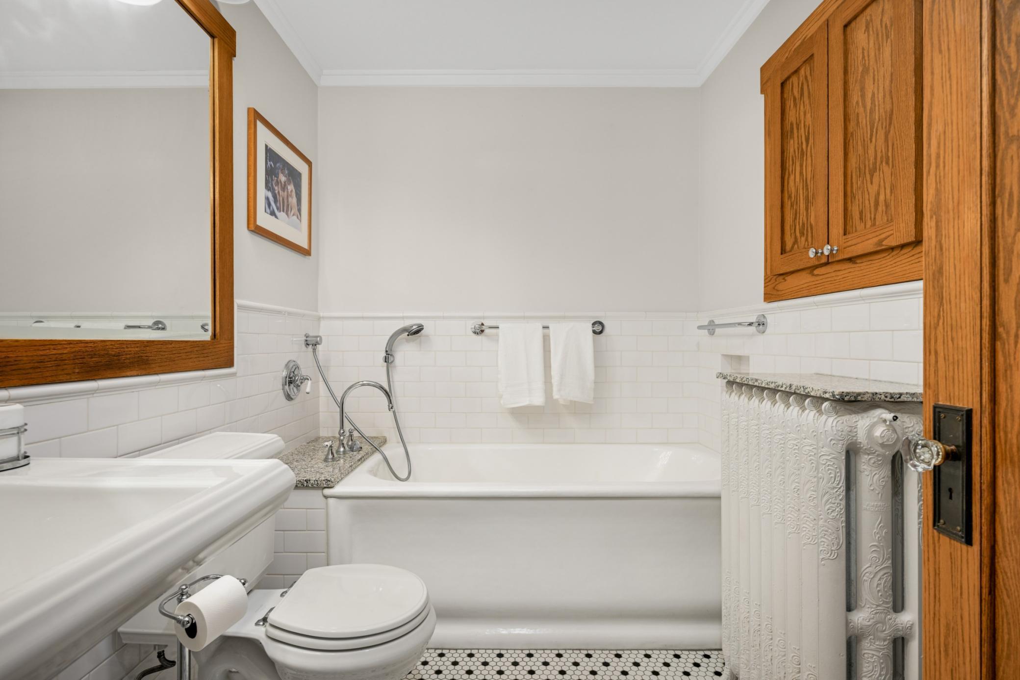 Soaking tub with wand