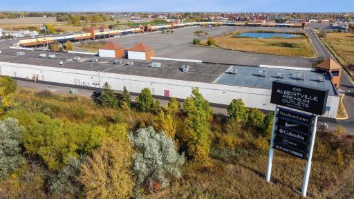 Close proximity to shopping, restaurants and outdoor activities.