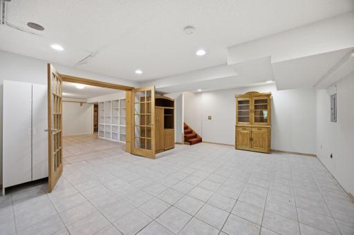 8031 Tierneys Woods Curve, Bloomington, MN 55438