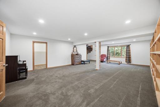 8031 Tierneys Woods Curve, Bloomington, MN 55438