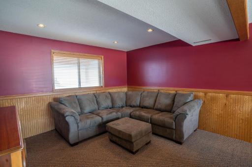 210 8th Avenue NW, Plainview, MN 55964