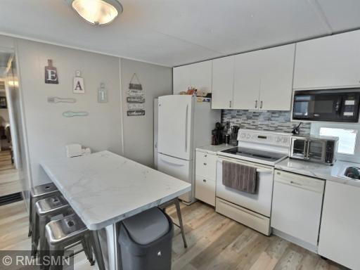 The center island provide ample seating to eat or have coffee.