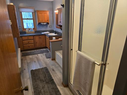 Main floor bath 1.jpg