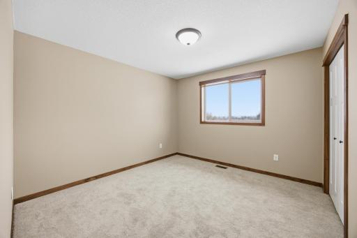 Bright and comfortable secondary bedroomâperfect for guests, kids, or flexible use.