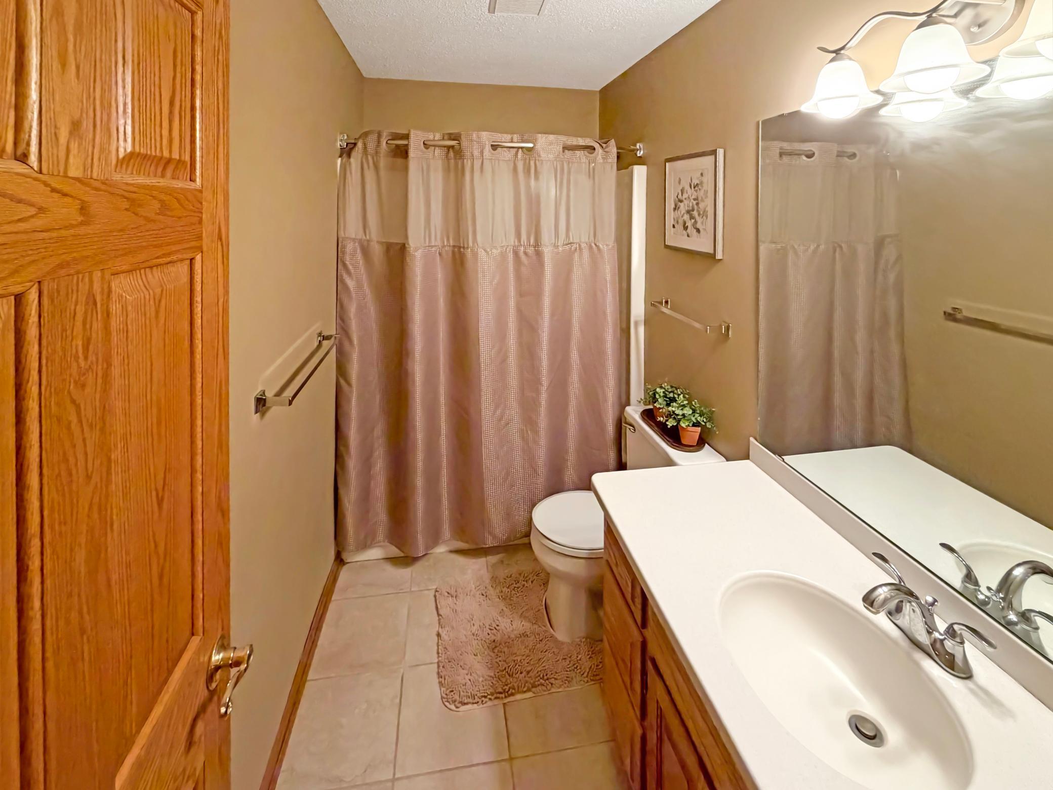 Upper level full bath.