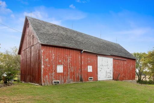 Big red barn with two levels—full of potential! With a little TLC and fresh paint, it could serve as an entertainment space, workshop, or house for animals.