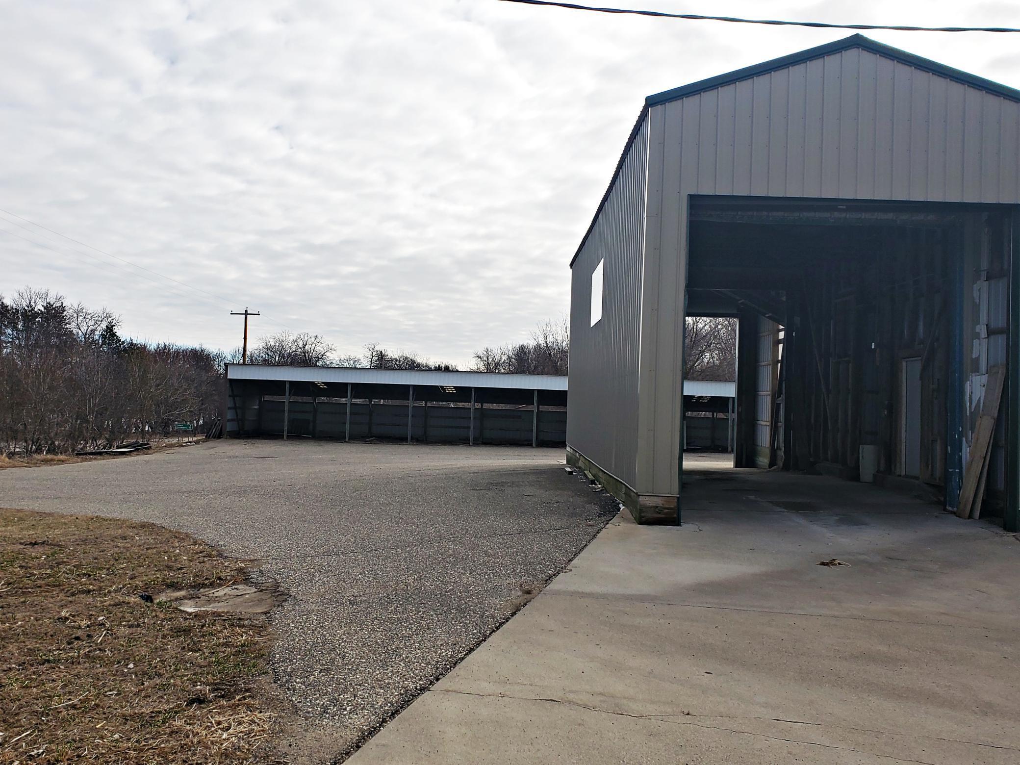 Lean to and drive thru building on prop.jpg
