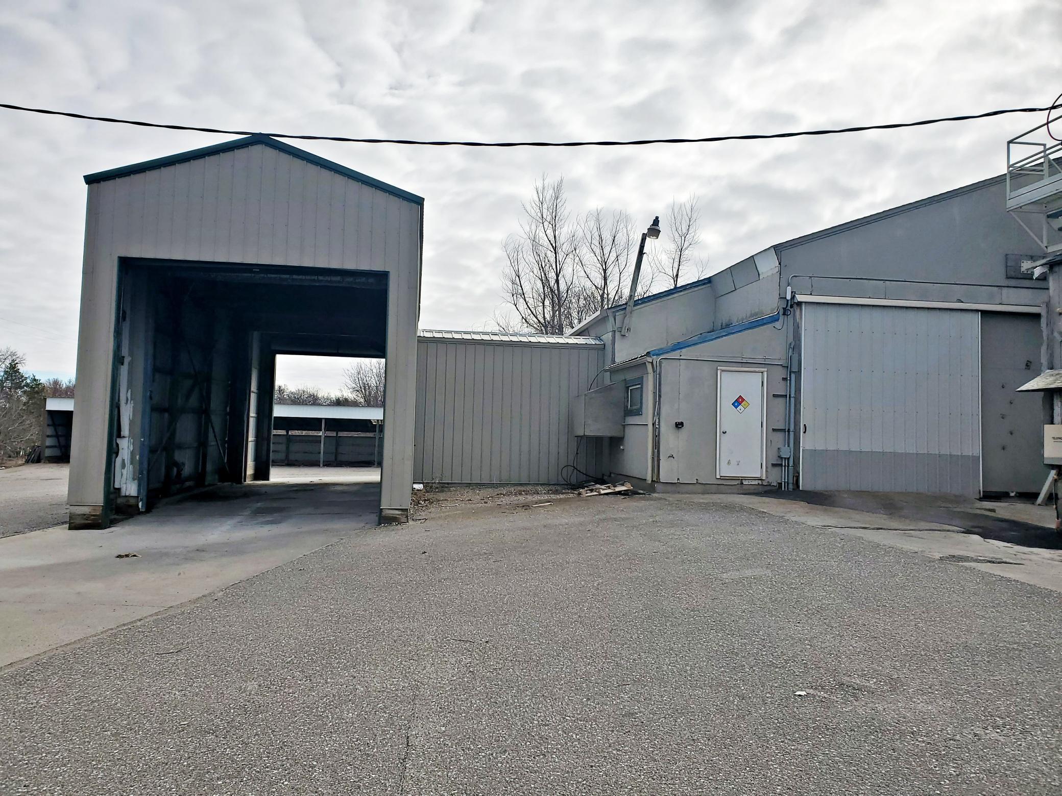 Truck scale and warehouse