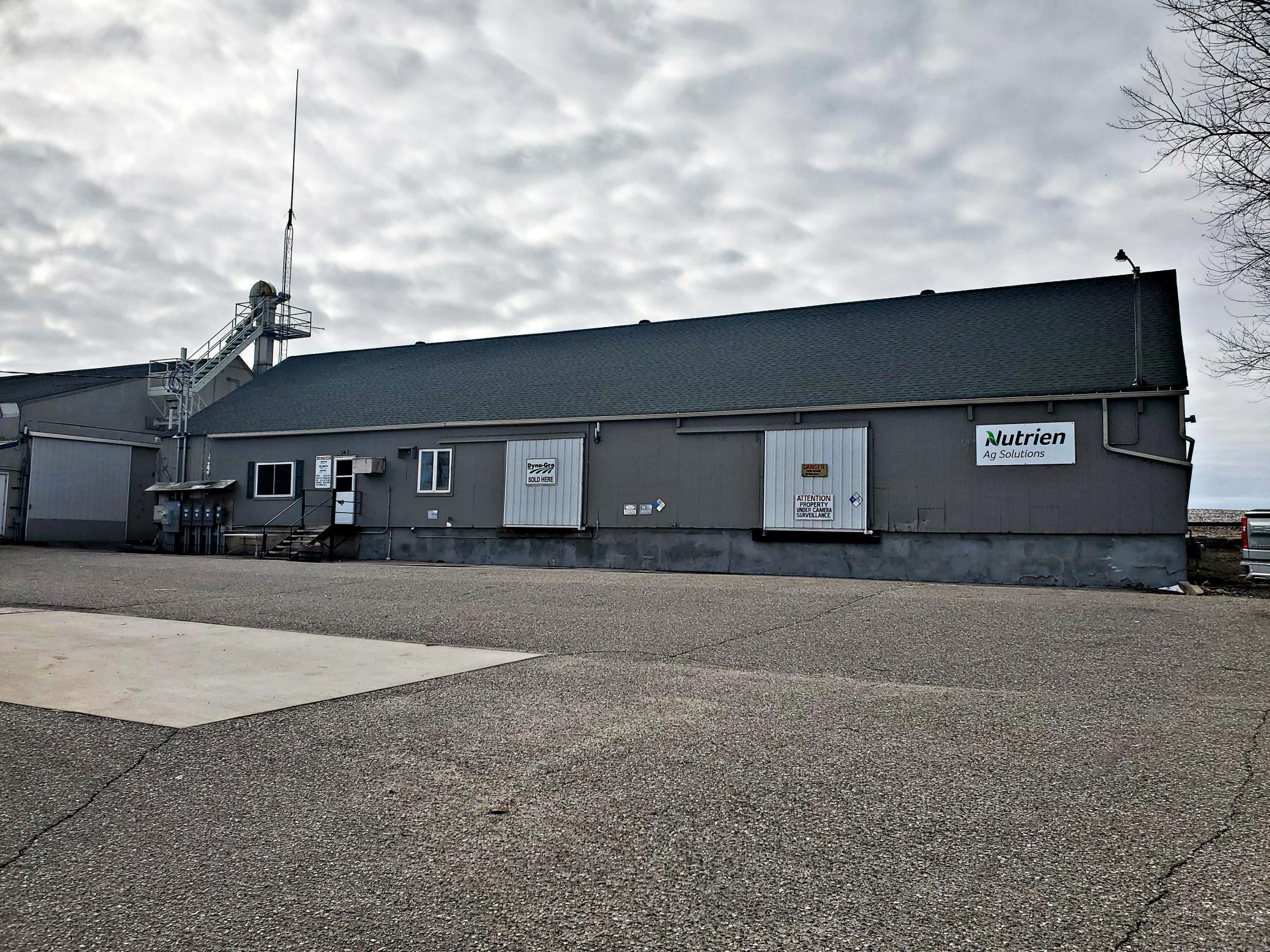 Offices and dock doors on Railroad prop.jpg