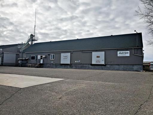 Offices and dock doors on Railroad prop.jpg