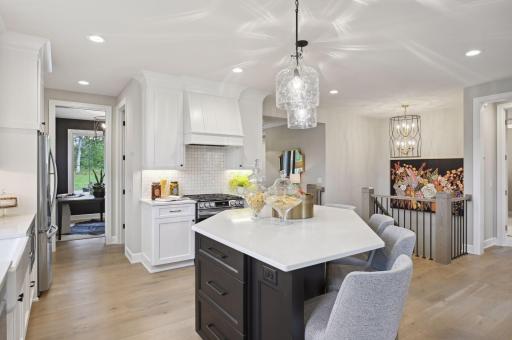7 Pondview Trail, North Oaks, MN 55127
