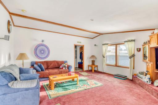 Familyroom1_3.JPG
