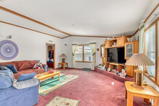 Familyroom1_2.JPG