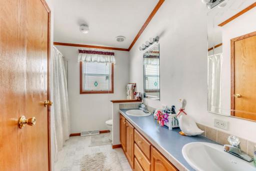 Bathroom1_1.JPG