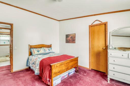 Bedroom2_2.JPG