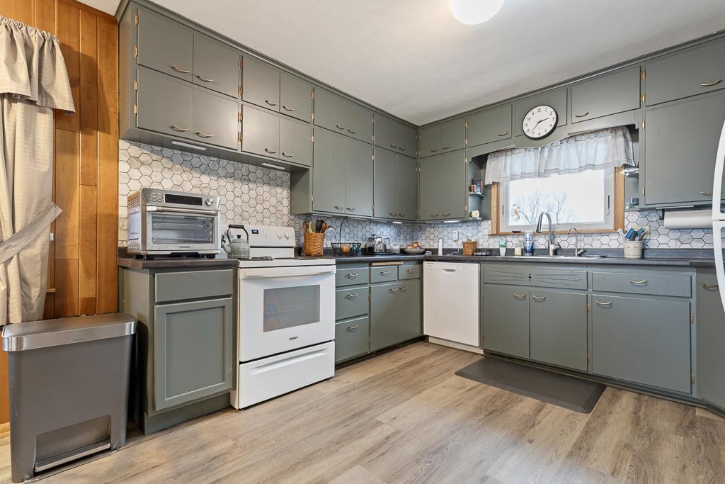 An open, functional kitchen will make cooking a breeze