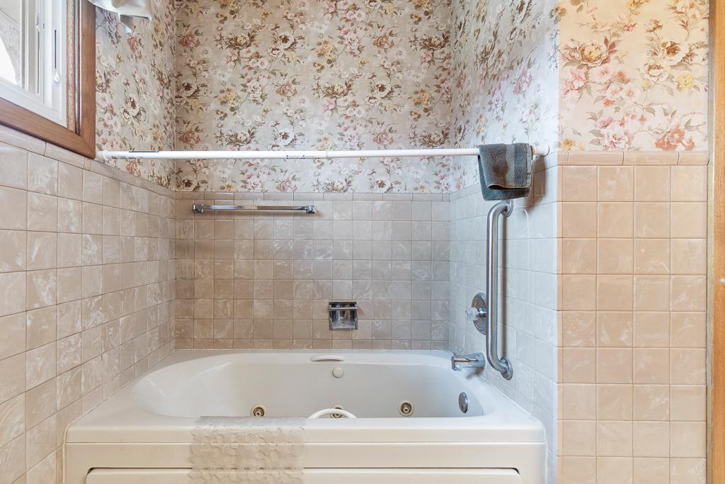 Jetted bath tub to soak away those hard working days