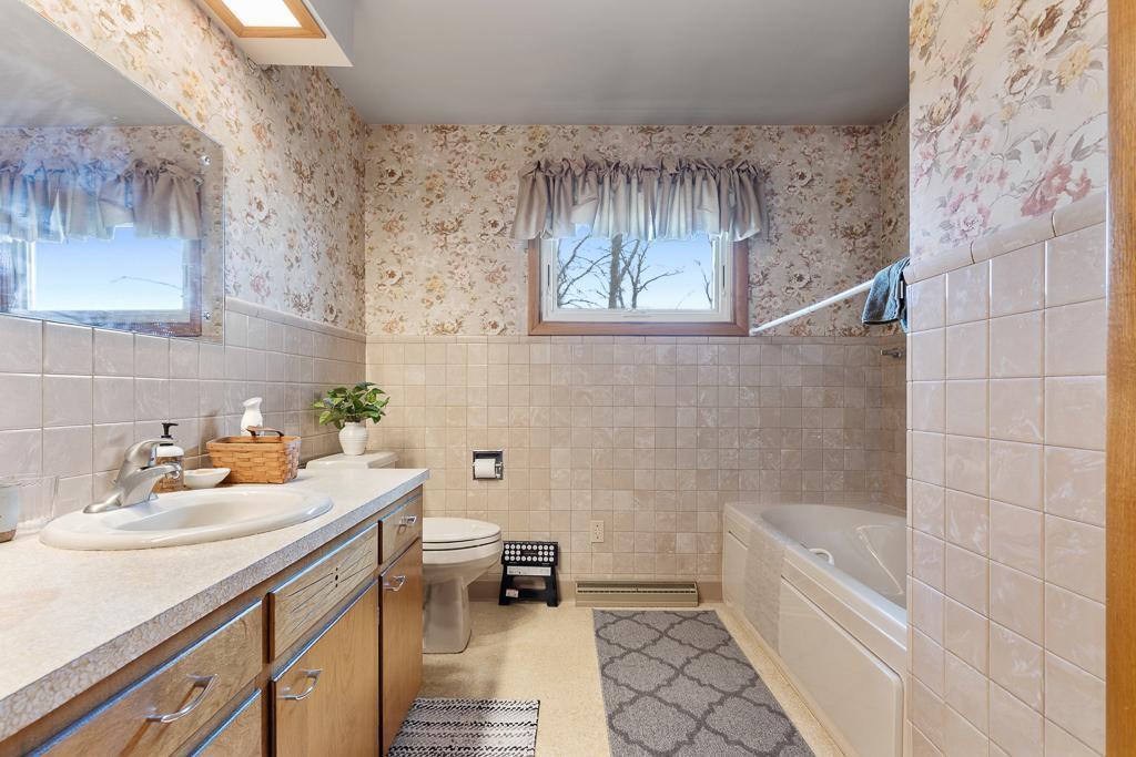 Main floor full bathroom