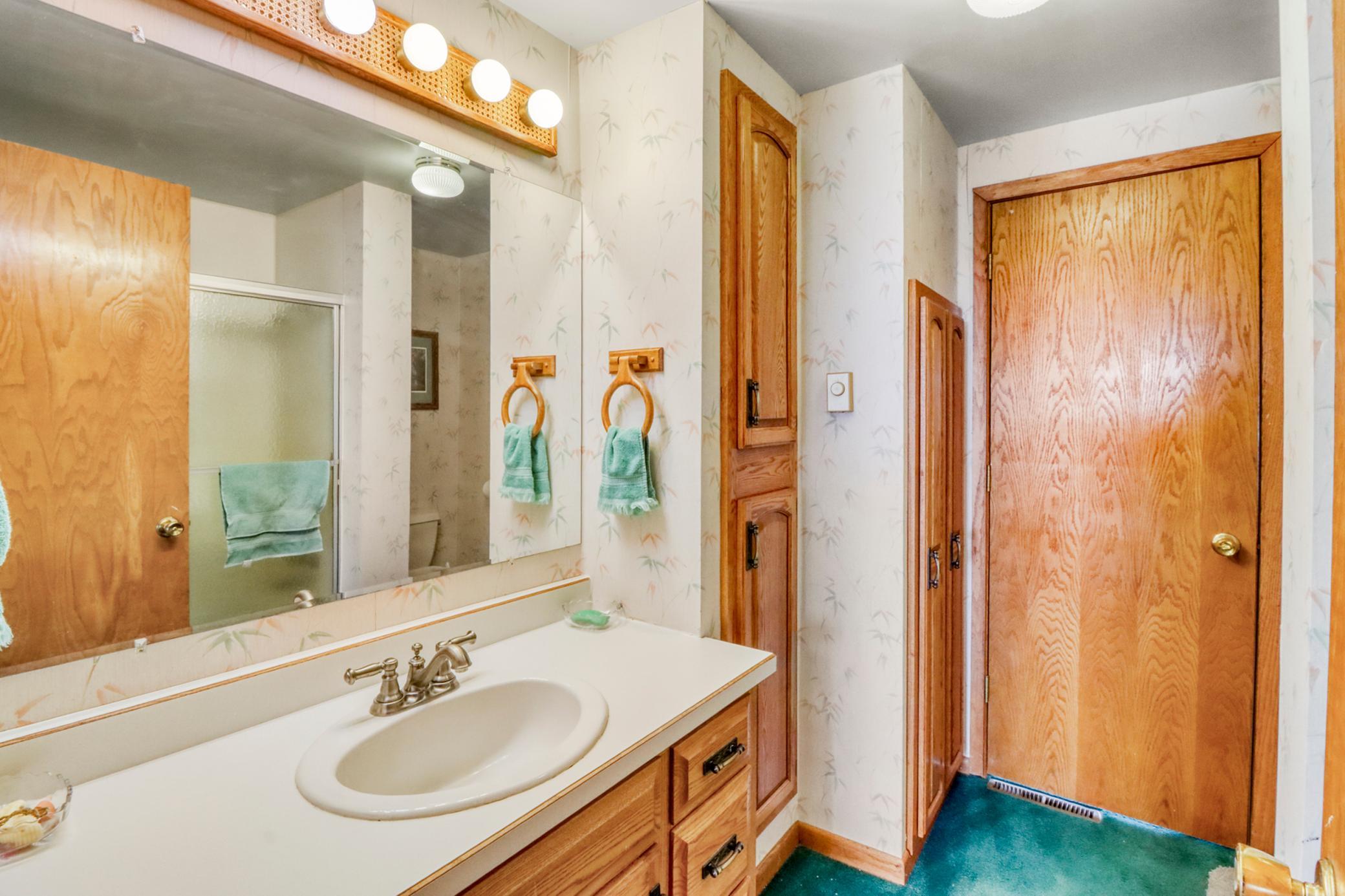 Bathroom1_1 (2).JPG