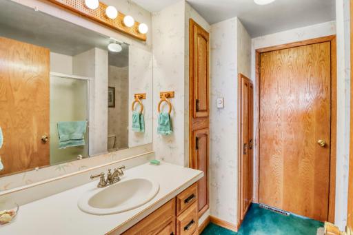 Bathroom1_1 (2).JPG