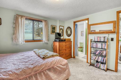 Bedroom1_2.JPG
