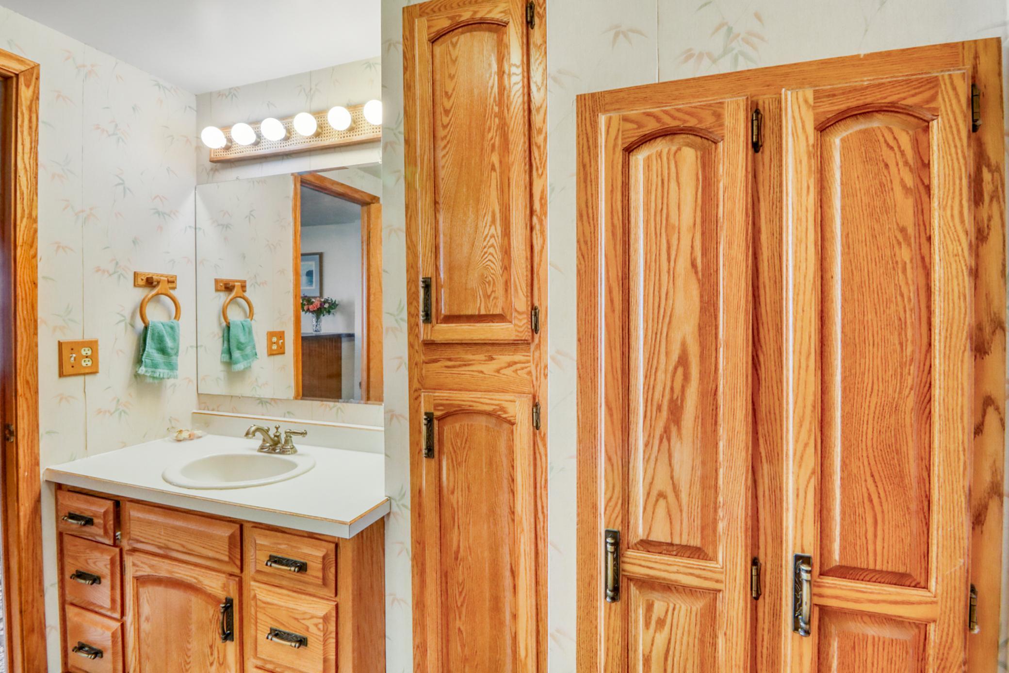 Bathroom1_2 (1).JPG