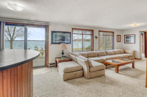 Familyroom1_3.JPG