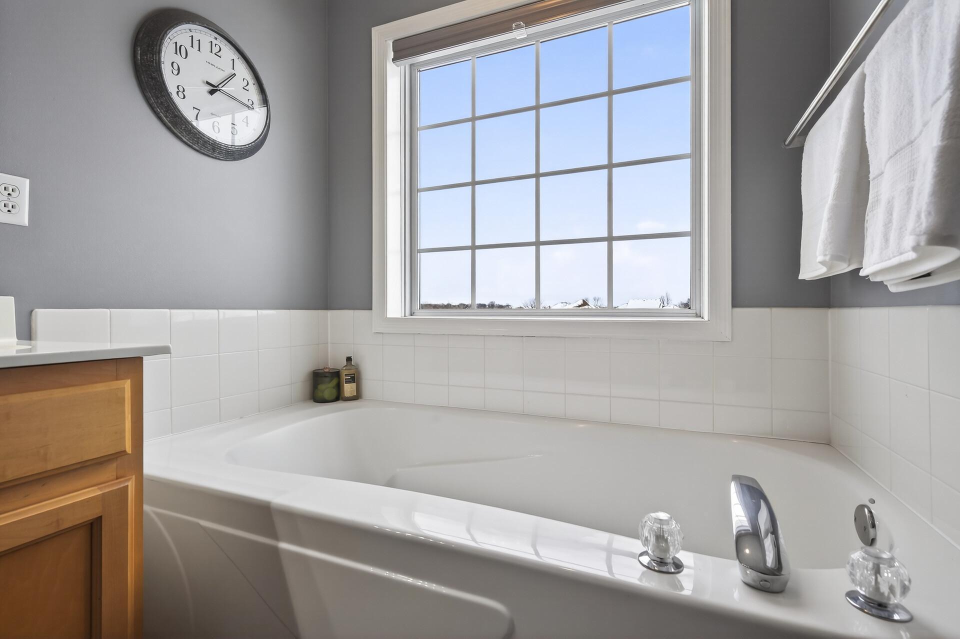 Large garden tub with blue sky views!