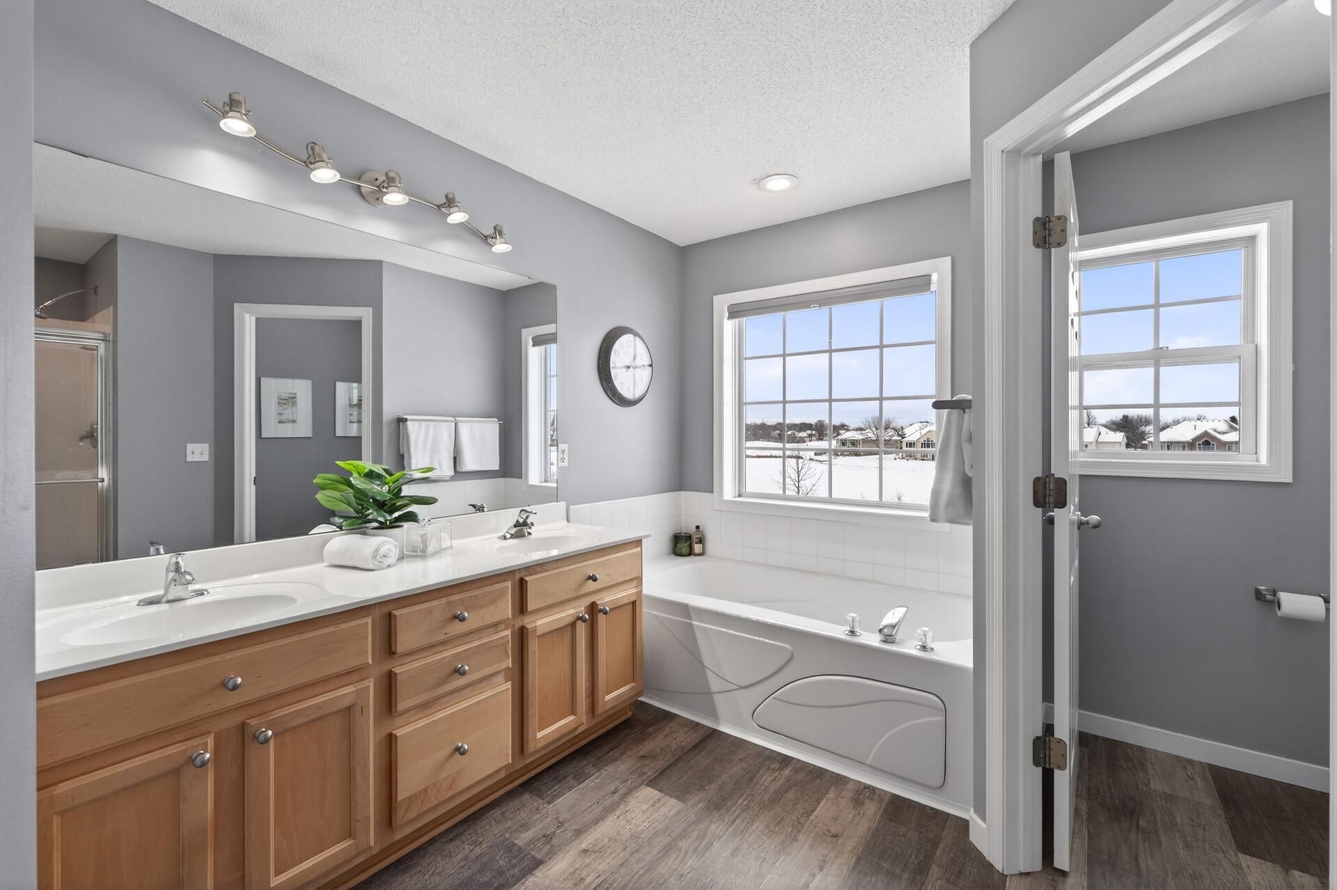 Separate water closet and linen closet in that space.