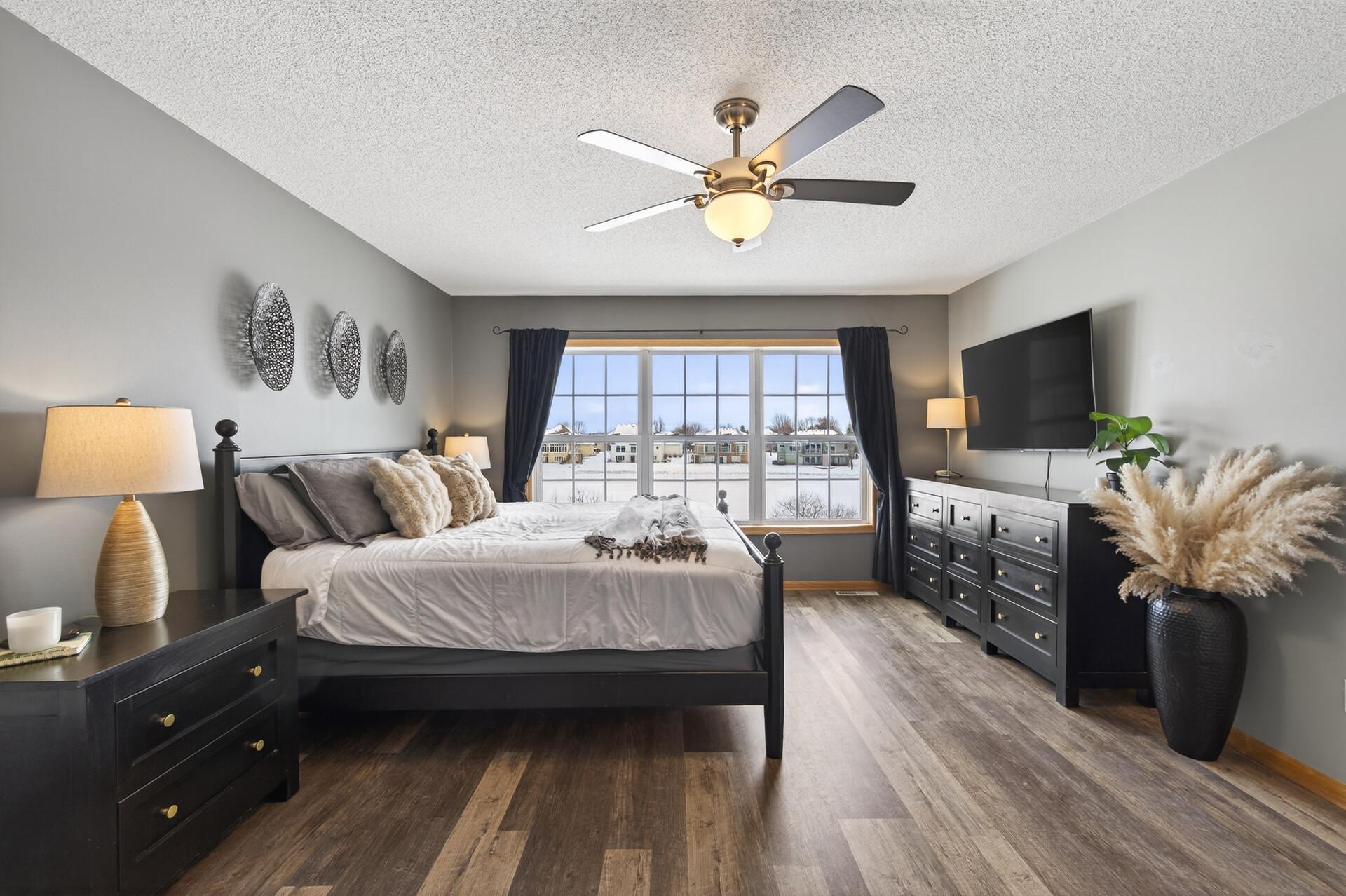 Recoup here in this wonderful primary suite with views of the 2nd Hole.