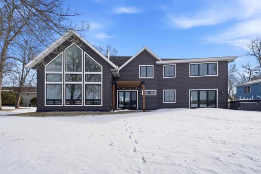 Floor to ceiling windows for panoramic lake views!