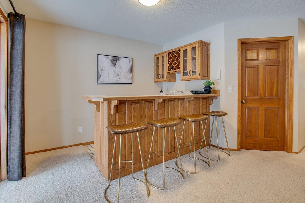 Built-in bar for entertaining!