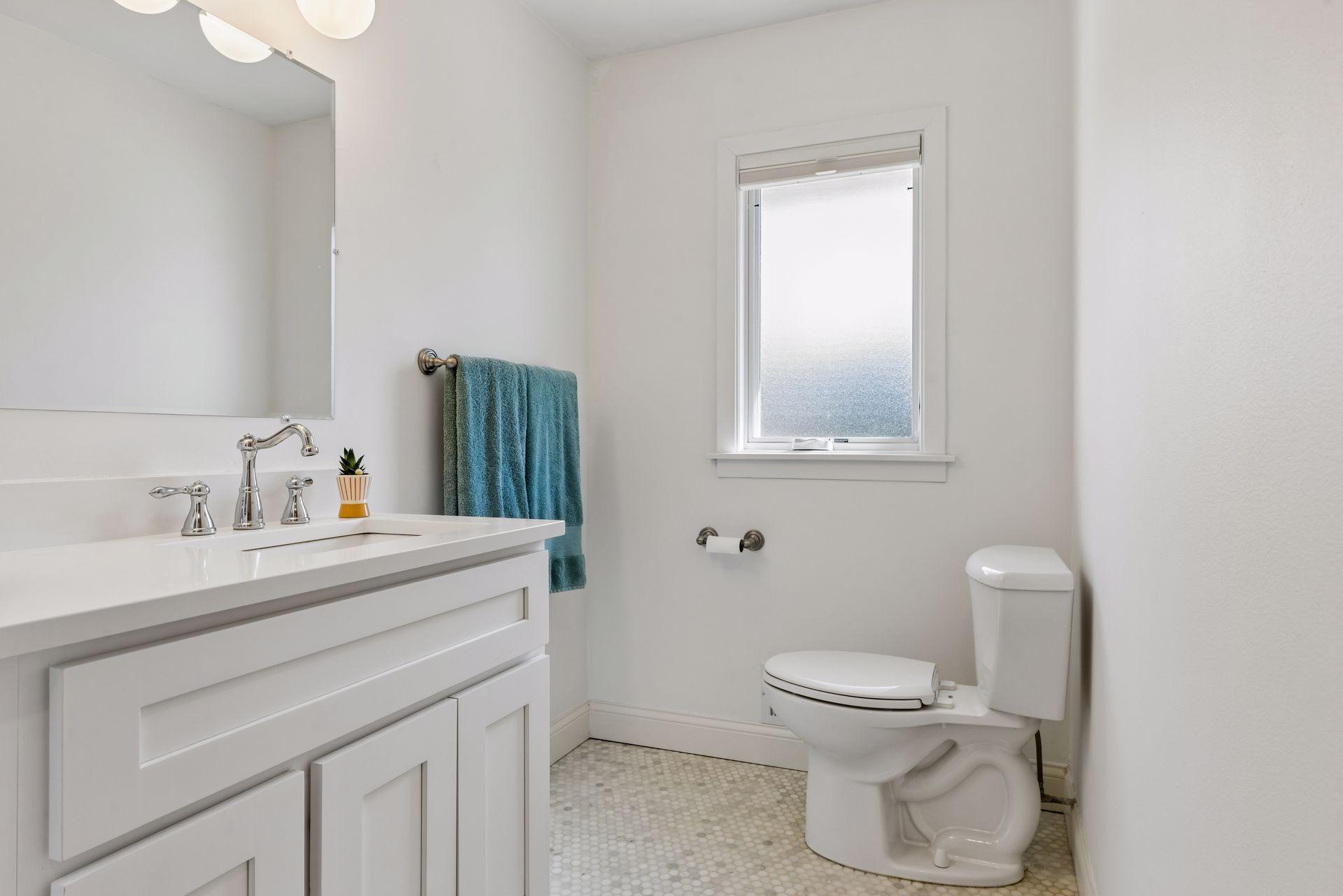 Full upstairs bath, with classic marble tile floor.