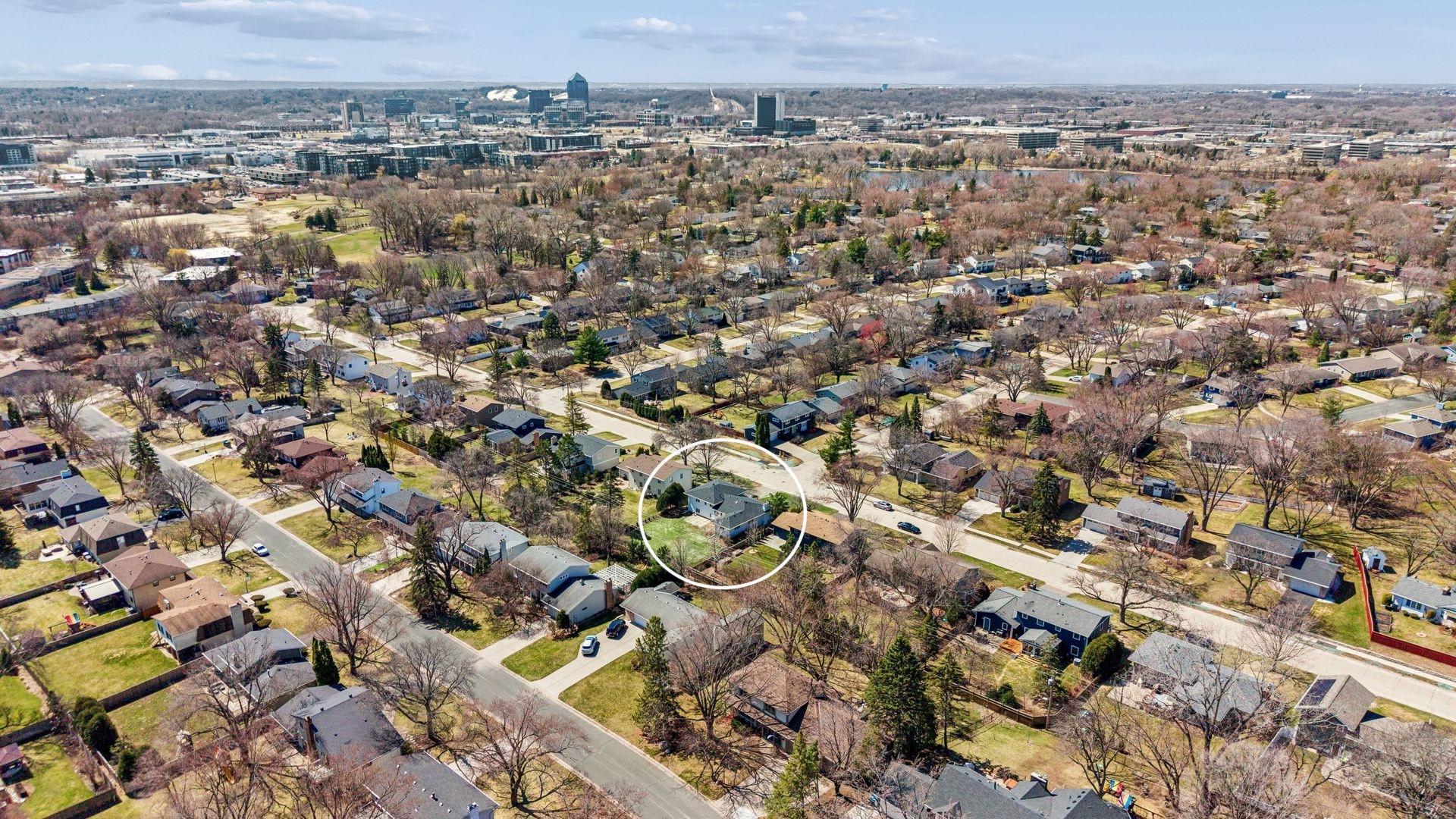 Conveniently located in a highly walkable neighborhood with easy access to France Avenue, Hwy 100, 494, 62 and a short commute to downtown Minneapolis, the MOA and the airport.