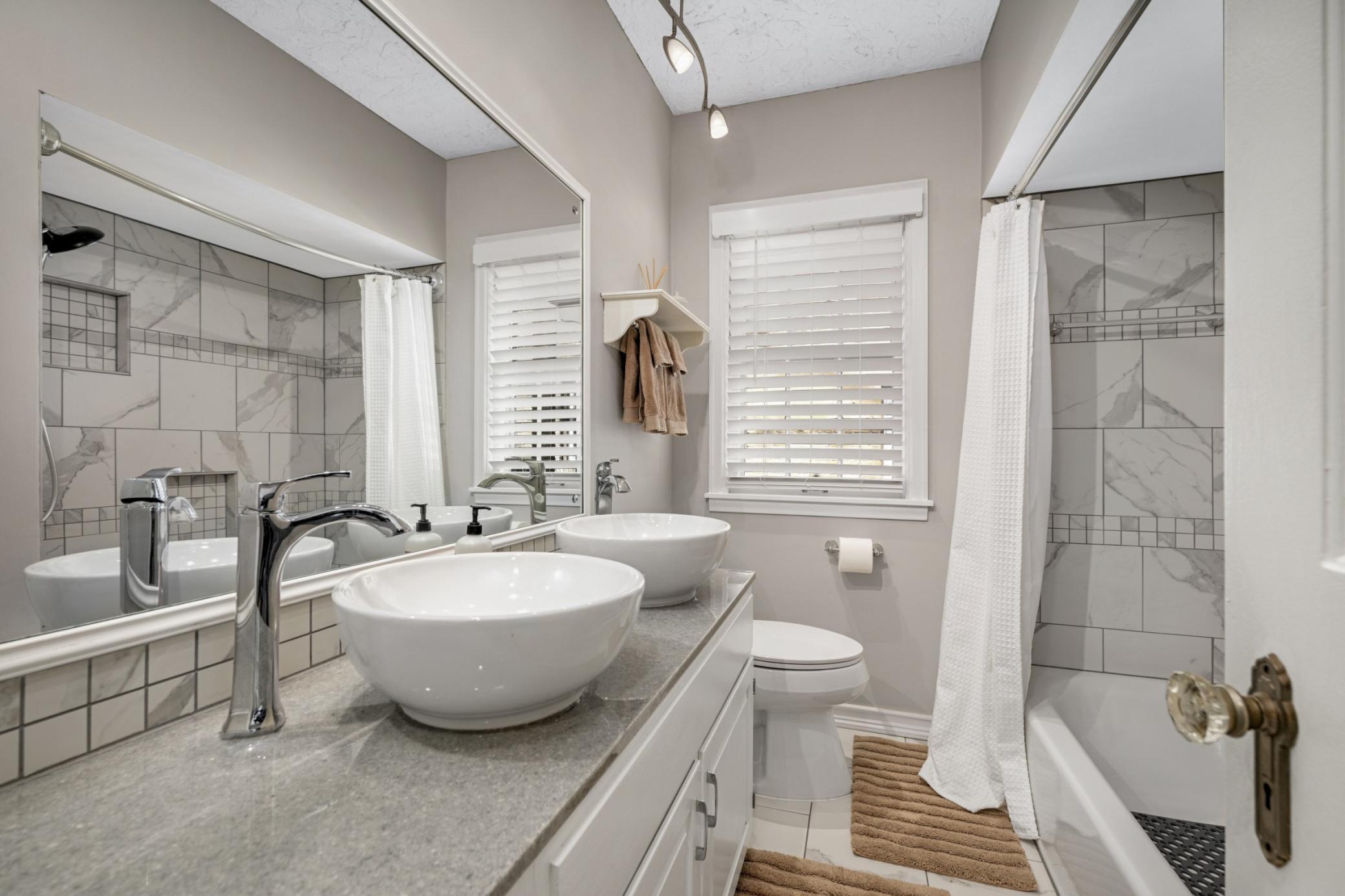 Beautiful updated mainfloor bath