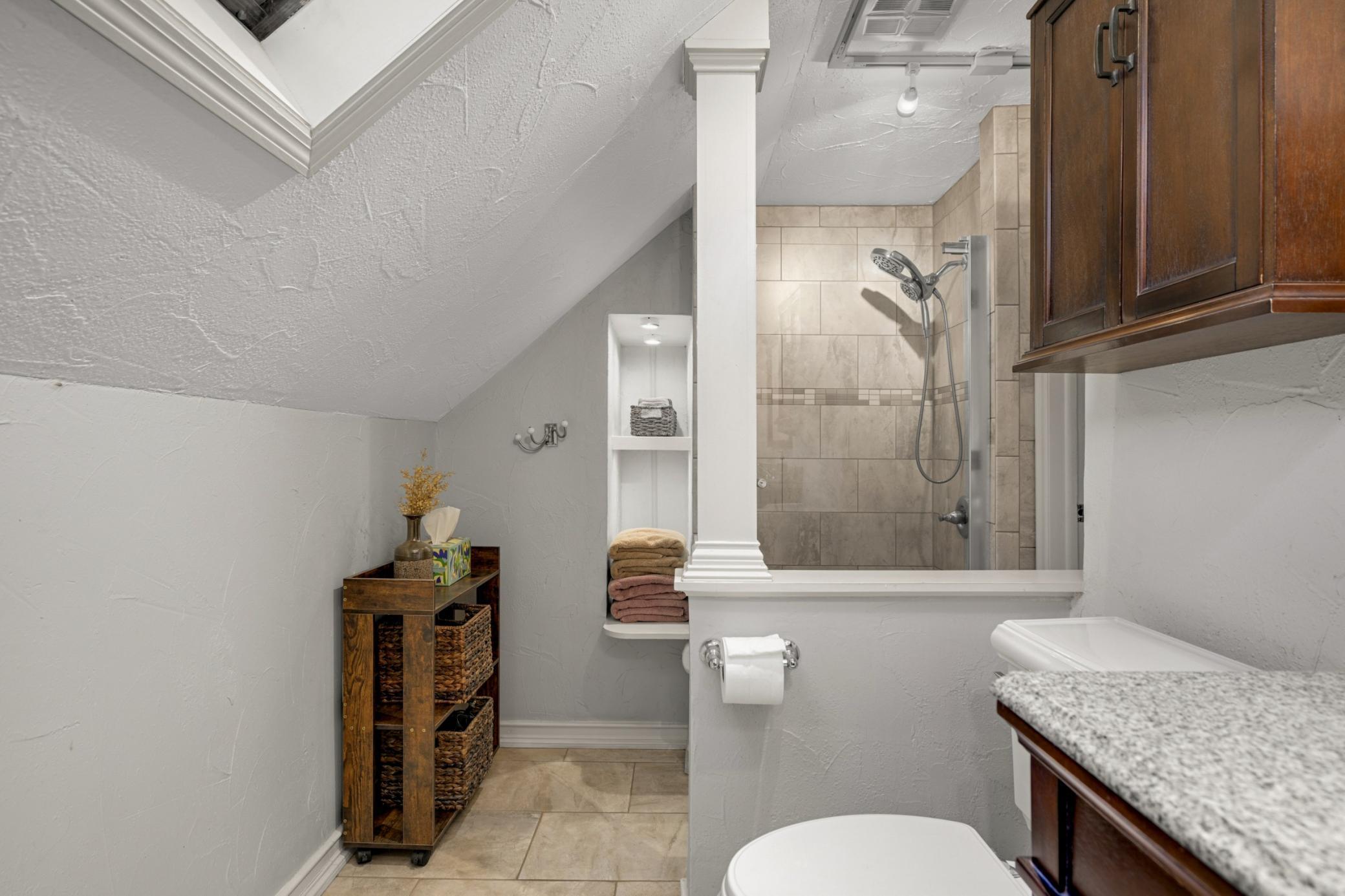 Upper level 3/4 bath