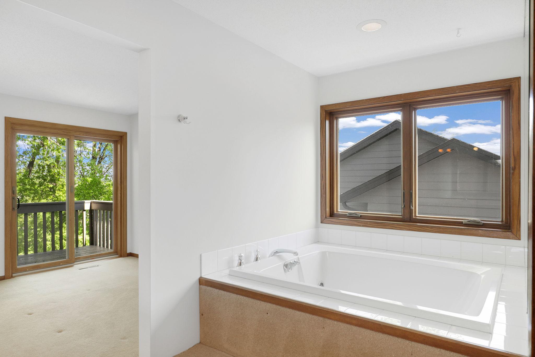 20e - Primary Bath Jacuzzi.jpg