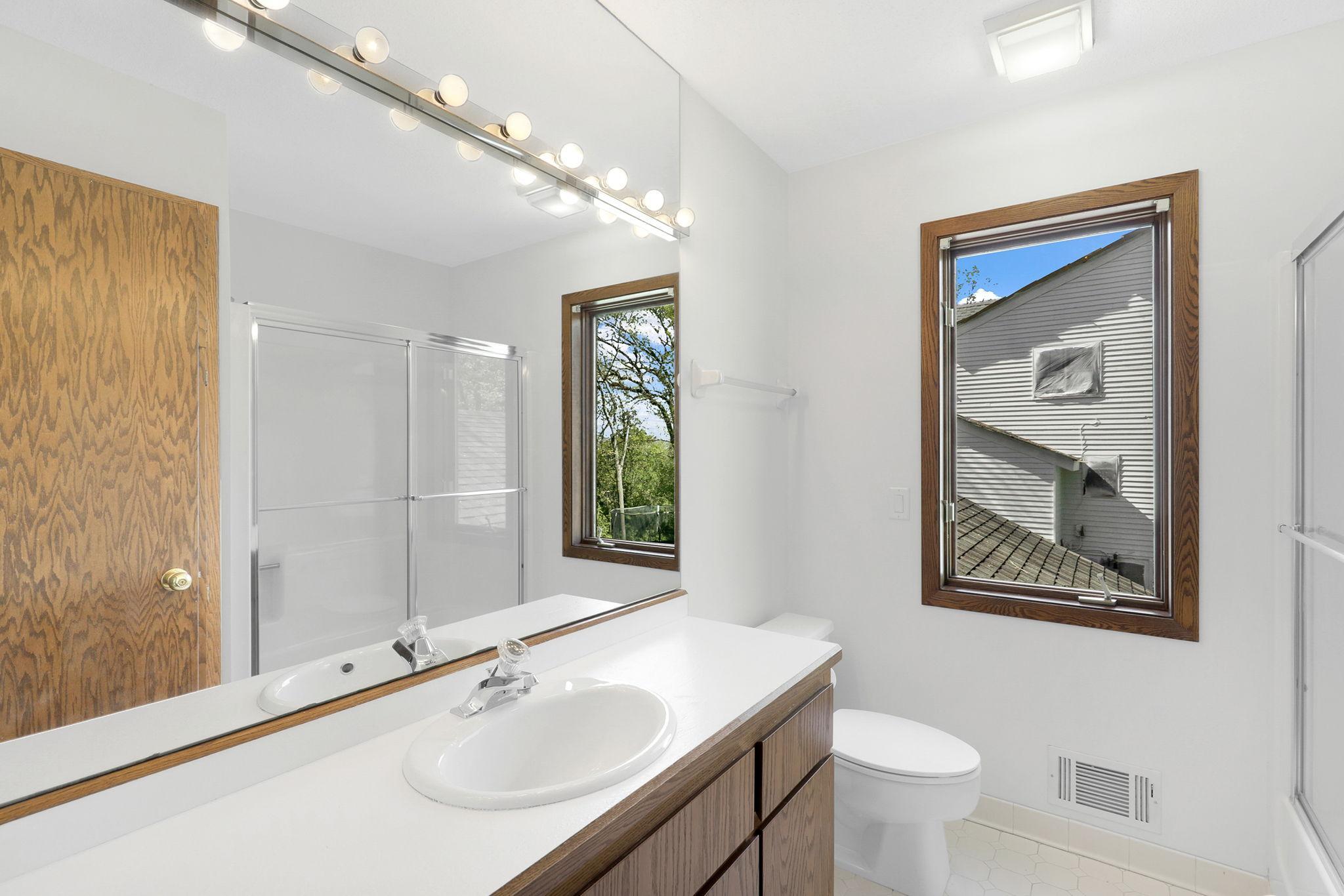 23 - Upper Level Full Bath.jpg